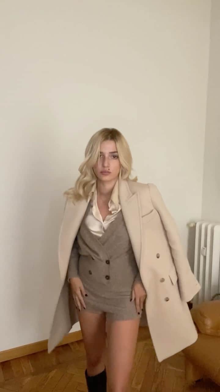 エレオノーラ・カリシのインスタグラム：「When you think you are doing a fashion show but you are dressing up just to be in your house (with a very serious attitude). Pleasing myself adding a touch to my look with one of the top trend for this Autumn/Winter 2020: the timeless coat.  #howtowearacoat  #coattrend  #Autumncoat #Coatseason」