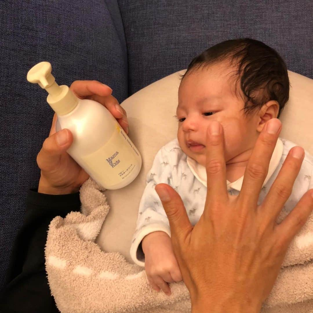 小林悠さんのインスタグラム写真 - (小林悠Instagram)「スキンケア✨  赤ちゃん👶の肌は大人と比べて皮脂や水分が少なく年間通して乾燥していると聞き、産まれてから1ヶ月の三男にもさっそく肌スキンケアを習慣にするようになりました。  使っているのは2019年から川崎フロンターレの「スキンケアサポーター」として応援してくださってるナチュラルサイエンスさんのものです。  毎日スキンケアを続けていると、将来トラブル知らずの肌に育つそうで、僕も小さい頃にアトピーなどで肌トラブルに悩まされていたので、できるだけ自分の子供にはそういう思いをさせたくないなと思います。  三男がもうちょっと大きくなった時に、自らスキンケアを楽しんでくれる子に育ちますように…  産まれたばかりの赤ちゃん👶に使える肌に優しい商品ばかりなので、皆さんも良かったら使ってみてください😊」11月16日 19時59分 - kobayashiyu11