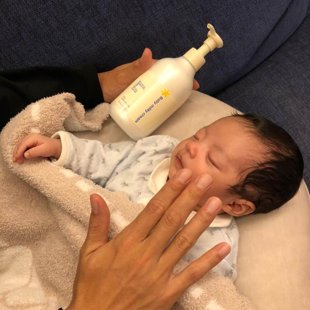 小林悠さんのインスタグラム写真 - (小林悠Instagram)「スキンケア✨  赤ちゃん👶の肌は大人と比べて皮脂や水分が少なく年間通して乾燥していると聞き、産まれてから1ヶ月の三男にもさっそく肌スキンケアを習慣にするようになりました。  使っているのは2019年から川崎フロンターレの「スキンケアサポーター」として応援してくださってるナチュラルサイエンスさんのものです。  毎日スキンケアを続けていると、将来トラブル知らずの肌に育つそうで、僕も小さい頃にアトピーなどで肌トラブルに悩まされていたので、できるだけ自分の子供にはそういう思いをさせたくないなと思います。  三男がもうちょっと大きくなった時に、自らスキンケアを楽しんでくれる子に育ちますように…  産まれたばかりの赤ちゃん👶に使える肌に優しい商品ばかりなので、皆さんも良かったら使ってみてください😊」11月16日 19時59分 - kobayashiyu11