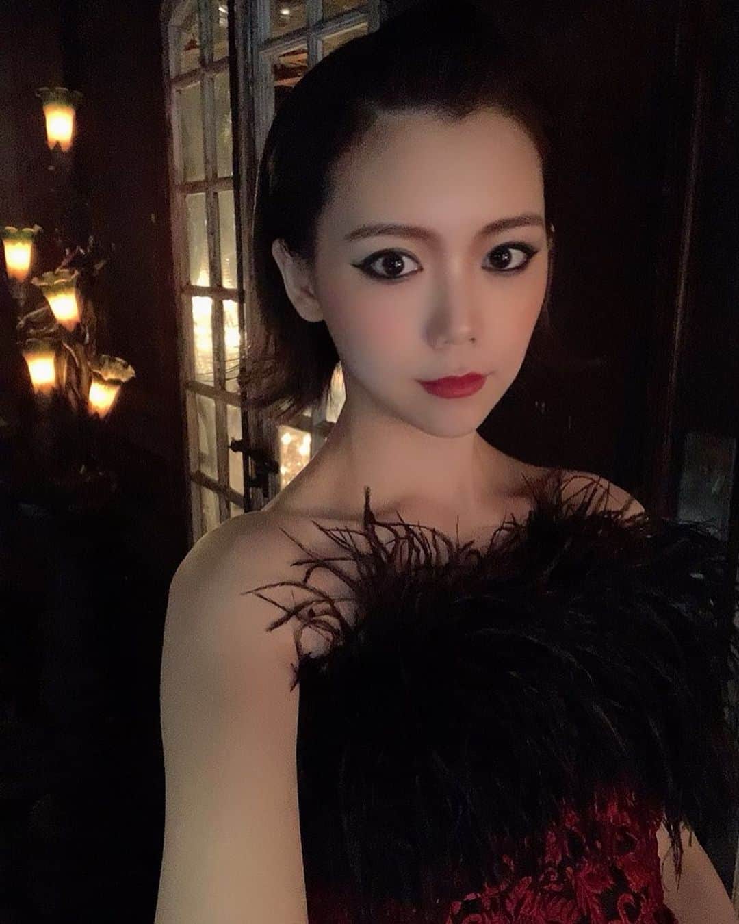 千田麻実のインスタグラム：「いつもと違う感じ。⠀ 衣装もスタジオも全てが映画の中のようで🥀⠀ 皆様お疲れ様でした☺︎⠀ ⠀ #撮影 #異世界 #shooting」