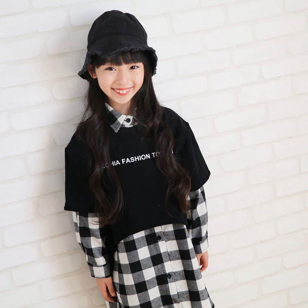 Akiのインスタグラム：「11/16 ・ 皆様 本当に沢山のおめでとうを ありがとうございました🥺💋 ・ 自分から誕生日アピールしたとはいえ とても嬉しかったです😌🙏← ・ ・ そして今日は 我が兄の誕生日です🎂 ・ おめでとう兄👨🏻‍🦱 ・ ・ 娘からもらった花束 せっかくだからドライフラワーにしたいんだけど ・ 難しいのかな🥺 ・ #教えてお花に詳しい人 ・ ・ ・ 今日のお洋服は 大好きな @urbancherry_ さん👗 ・ ブロックチェックシャツワンピ 　　　　　　＋ ロゴスウェットベストセット ・ ・ 私も同じような色合いの シャツワンピを持ってるんだけど ・ 👧🏻「ママとお揃いだね！嬉しい！」 ・ と言ってくれて😌 ・ ・ #穴だらけになろうがシミだらけになろうが一生お揃いで着ようね ← ・ ・ ママとお揃いで喜んでくれるのは 何歳までなのかな😌 ・ うちの子 反抗期きたらめっちゃ怖そう😌 ・ ・ ・ ・」