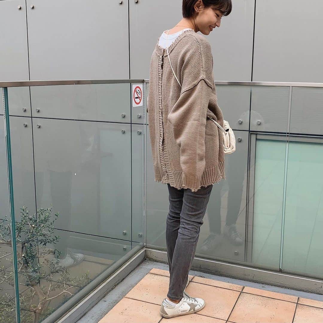 のインスタグラム：「カジュアルな日。 ・ このニット前後2wayで羽織としてもニットとしても着れて便利♡ ・ ゆるっとサイズも可愛い🦦 ・ ・ #titivate#ティティベイト#titivatestyle#前後2wayダメージニットカーディガン @titivatejp」