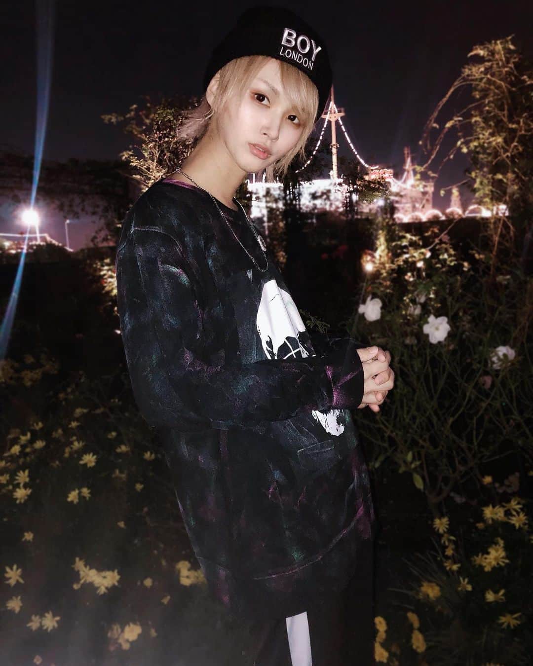 のインスタグラム：「港のヤンキー感 . #hnaoto のスカルスウェットかわいい . ††††††††††† Boyish style with skull tops 💀 ††††††††††† #ストリートスナップ #中性  #中性さんと繋がりたい　#雰囲気　#雰囲気好きな人いいね 　　#transgender #lgbt  #boyish 　 #genderfluid #ボーイッシュ #lgbtq #goth #ストリートコーデ  #ウルフ　#男装　#男装女子　#ジェンダーレス　#金髪ショート　#boylondon」