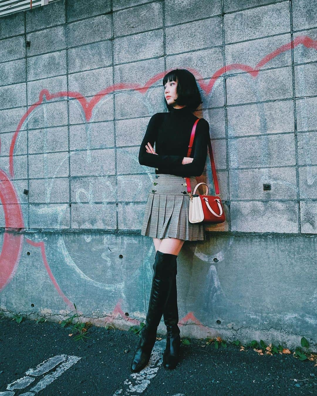 林田岬優さんのインスタグラム写真 - (林田岬優Instagram)「．私服😊 tops @intimissimiofficial  skirt @aliceandolivia  boots @manoloblahnik  bag @serapianmilano  earrings @milli_vintage  ring @chloe  #ootd#outfit#岬優私服 #林田岬優」11月16日 20時05分 - miyu_hayashida