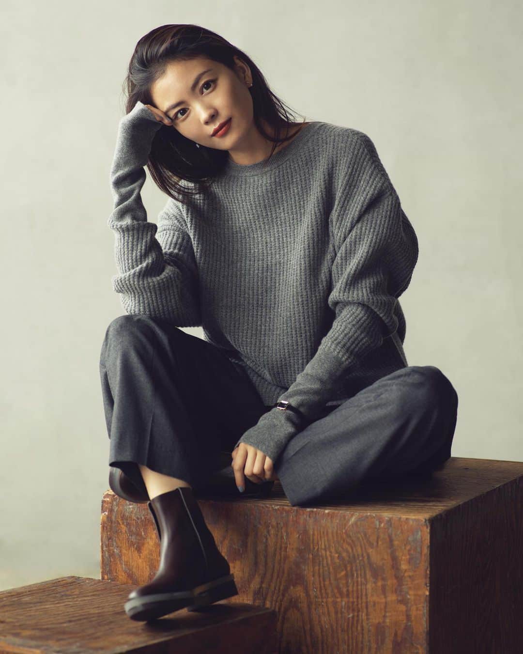 長山一樹のインスタグラム：「最新号VERYにて矢野未希子さんを撮影させていただきました。  肩の力を抜きながらも手入れは怠らず、さらりとセンスの良い物を身につけてたい。と思ってる方には完璧な雰囲気だと思います。  @veryweb.jp  Model @mikko1104  Stylist @naoko.ts  Hair @daimichishita  Make @sadaebam  Editor @cloudmariko  #very #magazine #photography #portrait #hasselblad #h6d #kazukinagayama #長山一樹 #雑誌」