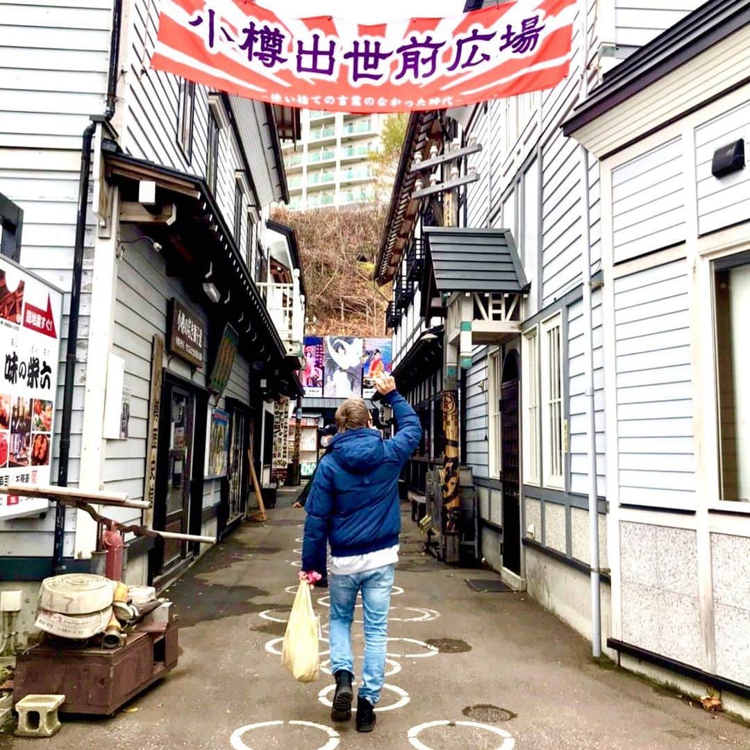 山川就史のインスタグラム：「Businessmen, chaebols, and wealthy merchants called Japanese shipping kings set up mansions on the hill at the back of the plaza in the early Showa period.  It is said that he named it "Before his career".  昭和初期の経済人や財閥、日本の海運王と呼ばれた豪商たちが広場奥の丘に豪邸を構えていたことから、そこに続く道を出世坂、坂の下は出世の一歩前という意味を込めて「出世前」と名付けたと言われている。  #ig_japan #japanlife #tokyolife #instajapan #jj #picoftheday #tbt #love #japan #tokyo #swag #instagood  #tflers #beautiful #funjaran #hokkaido #otaru」