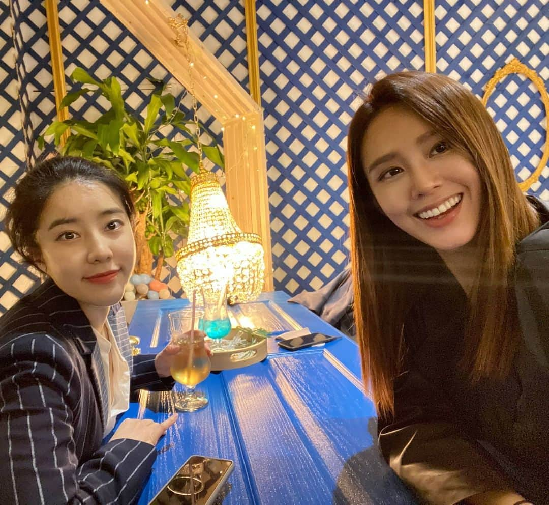 ノ・ウルさんのインスタグラム写真 - (ノ・ウルInstagram)「소연언니랑 데이트 했던 날💕 몇 년 만인지...엄청 오랜만에 봤는데도 전혀 오랜만 같지 않던ㅎㅎ  카페 인테리어 언니가 했다는데 완전 내  취향저격이였다😆 여기저기 블루가 깔려 있고, 인테리어 소품들도 넘나 멋지고, 루프탑은 틱톡 영상 찍기 좋고ㅋㅋㅋ 무엇보다 크로플 짱맛😋❤ . #언니랑데이트 #카페추천 #83페이지 #크로플 #짱맛 #크로플또먹고싶다 #돼지야그만먹어」11月16日 20時09分 - noh.eul_89