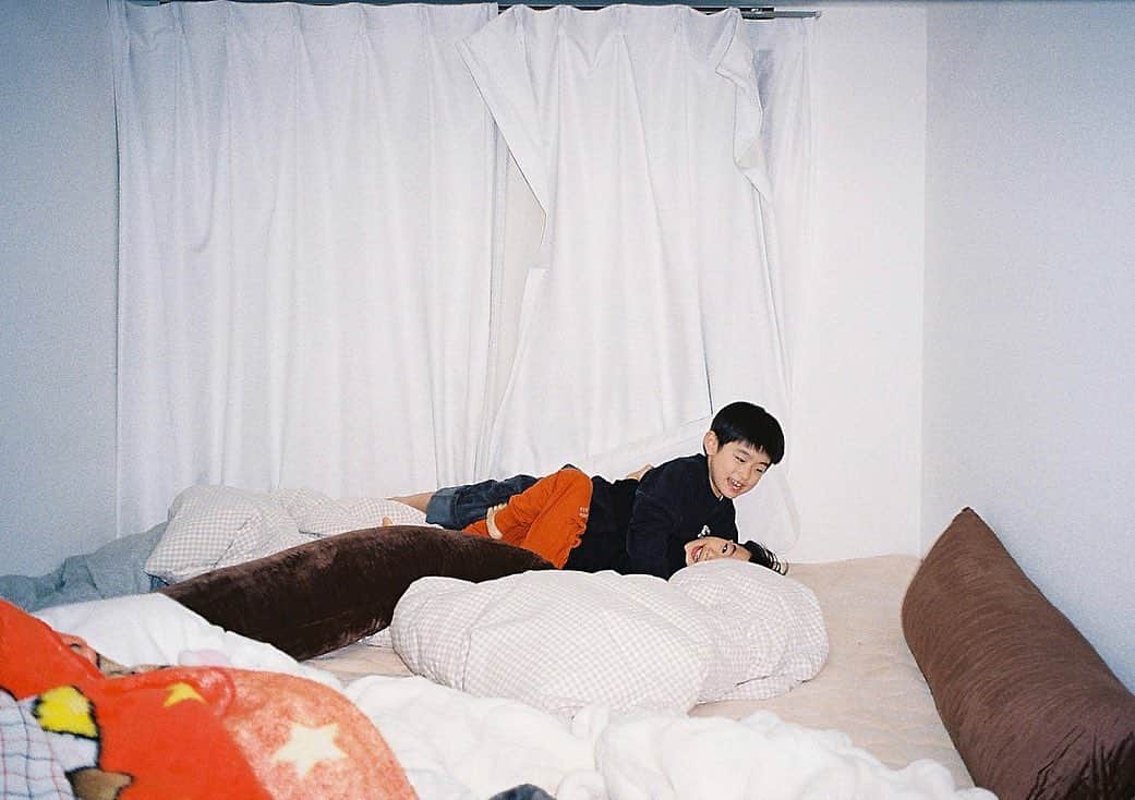 前山奈津巴さんのインスタグラム写真 - (前山奈津巴Instagram)「. . う〜ん、かわいいなぁ👦🏻👦🏻 完全なるわたしの趣味に付き合ってくれる、はるたちゃんときっちゃん📷 . #フィルムカメラ #❤️❤️❤️」11月16日 20時14分 - natsuha_maeyama