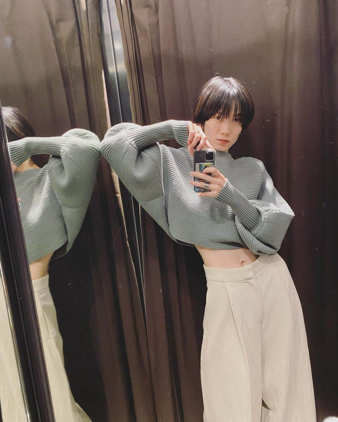 平山奈美のインスタグラム：「@zara のニット🧶 デザインかわいすぎたな そして袖のリブがたまらなく好き  #zara #knit #new #item #ザラ #購入品 #購入品紹介 #ニット #冬服 #私服 #コーディネート #コーデ #ママ #男の子ママ #ママコーデ #ママファッション #ショートヘア #黒髪ショート #お買い物記録」