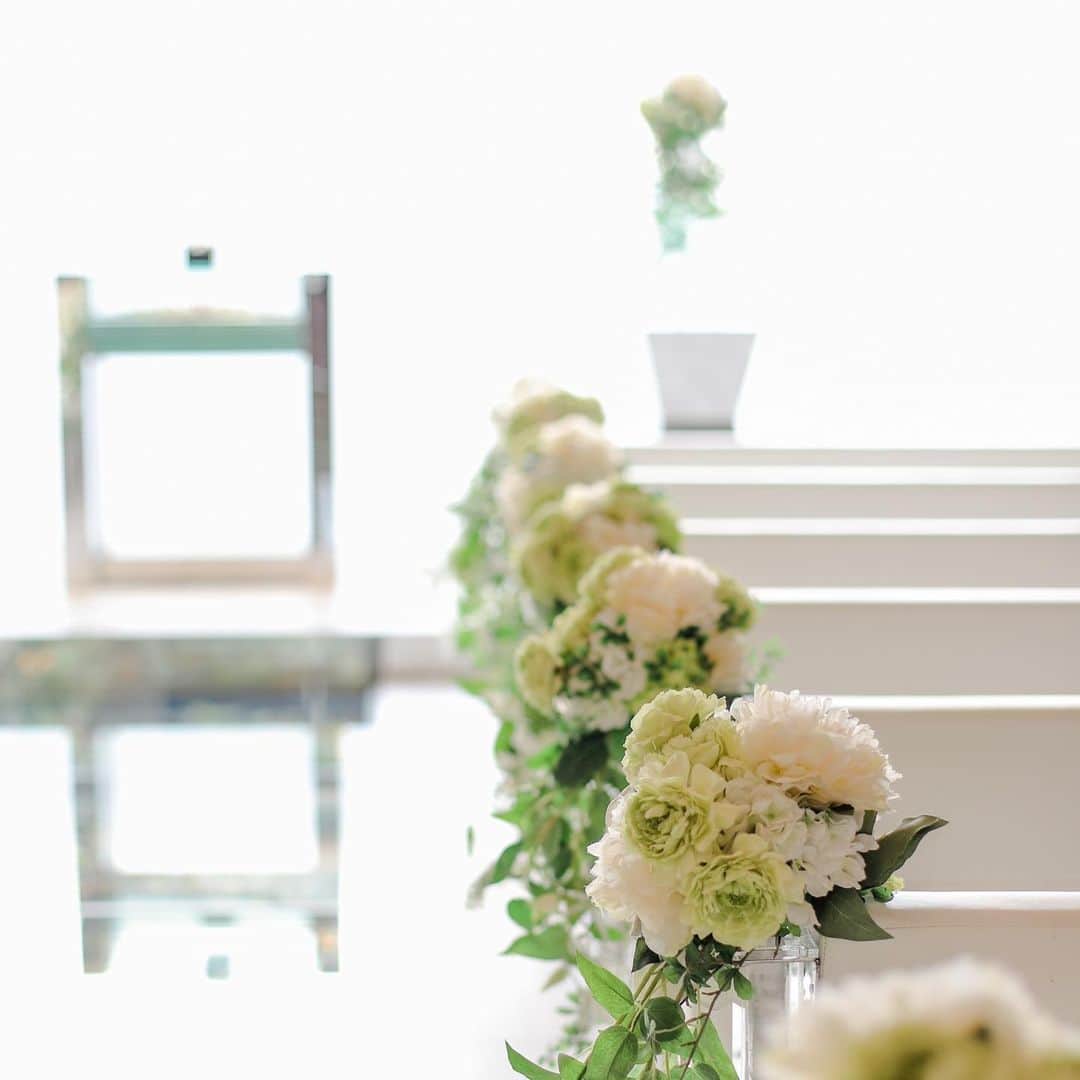 GRANADA SUITE（グラナダスィート福岡）さんのインスタグラム写真 - (GRANADA SUITE（グラナダスィート福岡）Instagram)「. 【グラナダスィート福岡】 天空のチャペルで煌めく ガラスのバージンロード  四季でフラワーコーディネーターがデザインをチェンジ  記念日に訪れたくなる場所  #卒花嫁　さん#プレ花嫁 さんも #グラナダ花嫁 とタグ付けして投稿して いただけると嬉しいです🕊  #granadasuite　 #granadasuitefukuoka #グラナダスィート福岡 #グラナダスィート #グラナダ花嫁 #つくろうキセキ #結婚式 #天空のチャペル  #バージンロード  #ニューノーマルウェディング  #ブーケ #博多 #天神 #weddingbouquet #前撮り指示書  #juno天神本店 #ガラスのバージンロード  #ウェディングドレス  #ウェディングレポ #marryxoxo #weddingphotography #weddingdress　 #プレ花嫁福岡  #福岡花嫁  #日本中のプレ花嫁さんと繋がりたい #全国のプレ花嫁さんと繋がりたい #花嫁応援」11月16日 20時19分 - granadasuite_onatable