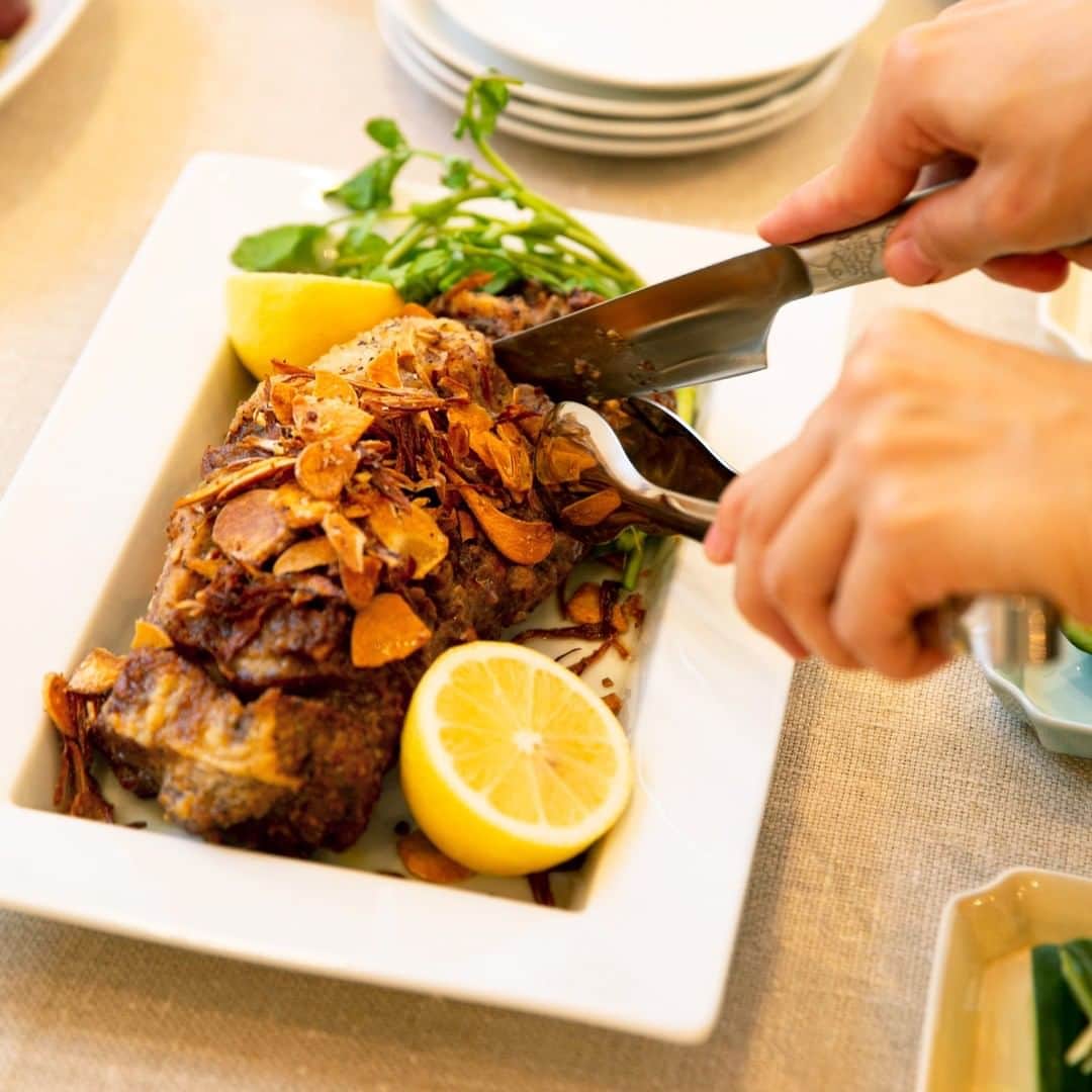 のインスタグラム：「. ＼いつもと違う盛りつけで／ アイテム特集「おうちレストラン」  ---------------------------------- 食卓に彩りをプラスする食器 ----------------------------------  前菜は、手軽に作れるレシピを 小さなうつわや花型のうつわに並べて、 おしゃれで華やかなミニパーティのように。  メインのごちそうは大きなうつわに盛りつけて、 迫力あるひと皿を食卓に並べる。 大きく四角いうつわは、リム幅が広く、 料理映えするので、メイン料理に◎  食後のデザートはコーヒーマグに入れて、 かわいらしく演出。 「食後のコーヒーかな？」 と思ったら、実はデザート！　 うれしいサプライズで会話がさらに弾みます。  いつもより丁寧に料理を作ってみたり、 盛りつけを変えてみたり。 ちょっとした工夫でいつもと違う雰囲気の 食事を楽しみましょう。  --- 花型豆皿と輪花プレートのセット　[4,300 円+税] （オンラインショップ商品コード：SET-0293）  リムトレー キッチンツリー専用網セット　[4,700 円+税] （オンラインショップ商品コード：SET-0294）  コーヒーマグ&ソーサー3種のセット　[5,100 円+税] （オンラインショップ商品コード：SET-0295） ----  家でのごはんが続くと、 どうしても毎日同じような食卓になってしまいがち。 そんなときは、食卓のコーディネートを 小さなレストランのようにして、楽しんでみませんか。  ▼詳しくはプロフィールのリンクから @yutorino_kukan  #食器 #うつわ #皿 #プレート #リムトレー #マグカップ #マグ #盛りつけ #テーブルコーディネート #料理 #レシピ #おうちレストラン #レストラン #おうちごはん #ごちそう #おうちパーティー #クリスマス #おうち時間 #stayhome #ゆとりの空間 #オンラインショップ #栗原はるみ #栗原心平 #特集 #プレゼント #yutorino_kukan #yutorinokukan #gift #present #party」