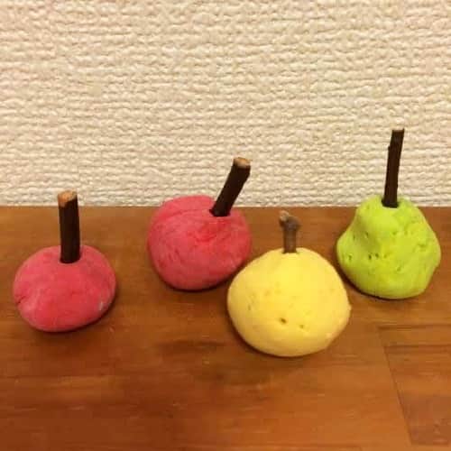 HoiClue♪ [ほいくる]のインスタグラム：「＼なんちゃってりんご／  道ばたや公園に落ちている木の枝が、りんごの軸に変身！✨  ついつい夢中になっちゃう、アレンジ自由のおもしろ製作遊び。  作った後はおままごとやお店屋さんごっこで楽しむなど、遊び方もいろいろ！🍎  . . . . . . . . . . . . . . . . . .  ■ ポイント！  ・いろいろな色で作ってみよう♪黄色で梨、緑色で青リンゴに！   ・葉っぱをつけたり、爪楊枝で模様を描いたりして自由にアレンジしちゃおう。大きなりんごに小さなりんご、いろんな大きさを作ってみても楽しい♪  ・作った後は、おままごとをしても楽しめそう♪たくさんつくってお店屋さんを開いてみてもおもしろい！　  ■ 材料 ・紙粘土 ・絵の具  ■ 使うもの ・はさみ ・ボンド  ■ 作り方  1、まずは、紙粘土に好きな色をつける。 真ん中に絵の具を乗せ、周りから包み込むようにこねると混ぜやすい。  2、絵の具が均一に混ざるまでよくこねる。  3、色をつけた紙粘土を手のひらで丸める。  4、木の枝で穴を開け、穴の中にボンドを少量入れる。  5、木の枝を好きな長さに切り、穴に差し込んだらできあがり！  . . . . . . . . . . . . . . . . . .  ほいくるの投稿を見て遊んだ後は、ぜひ #ほいくる または #hoiclue のタグをつけえ教えてください♬ほいくる公式サイトの記事内で、ご紹介させていただくかも…？ ※その際はInstagramのメッセージにて事前にご連絡させていただきます。  そのほか「あそび」や「こども」にまつわる色々な情報やアイディアを楽しみたい方は、 @hoiclue のプロフィールのURLへ 👉︎︎︎︎️️️️️️  #保育 #保育士 #保育園 #幼稚園 #幼稚園教諭 #こども園 #保育士の卵 #保育学生 #遊び #あそび #子ども #こども #children #kids #製作 #制作 #工作 #キッズアート #おうち遊び #室内遊び #こどもとあそぶ  #りんご #おままごとグッズ #紙粘土」