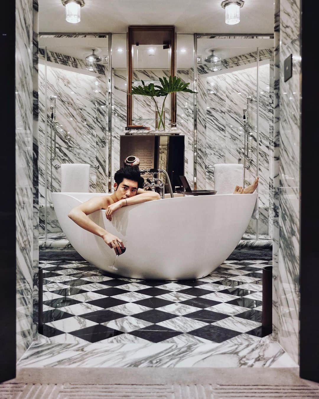 Christoffer Chengのインスタグラム：「Found out the problem with having a bathtub too big - it’s so hard to pose in it 🤣🤣🤣 @rosewoodhongkong #rwjourneys #themagicofchristmas」