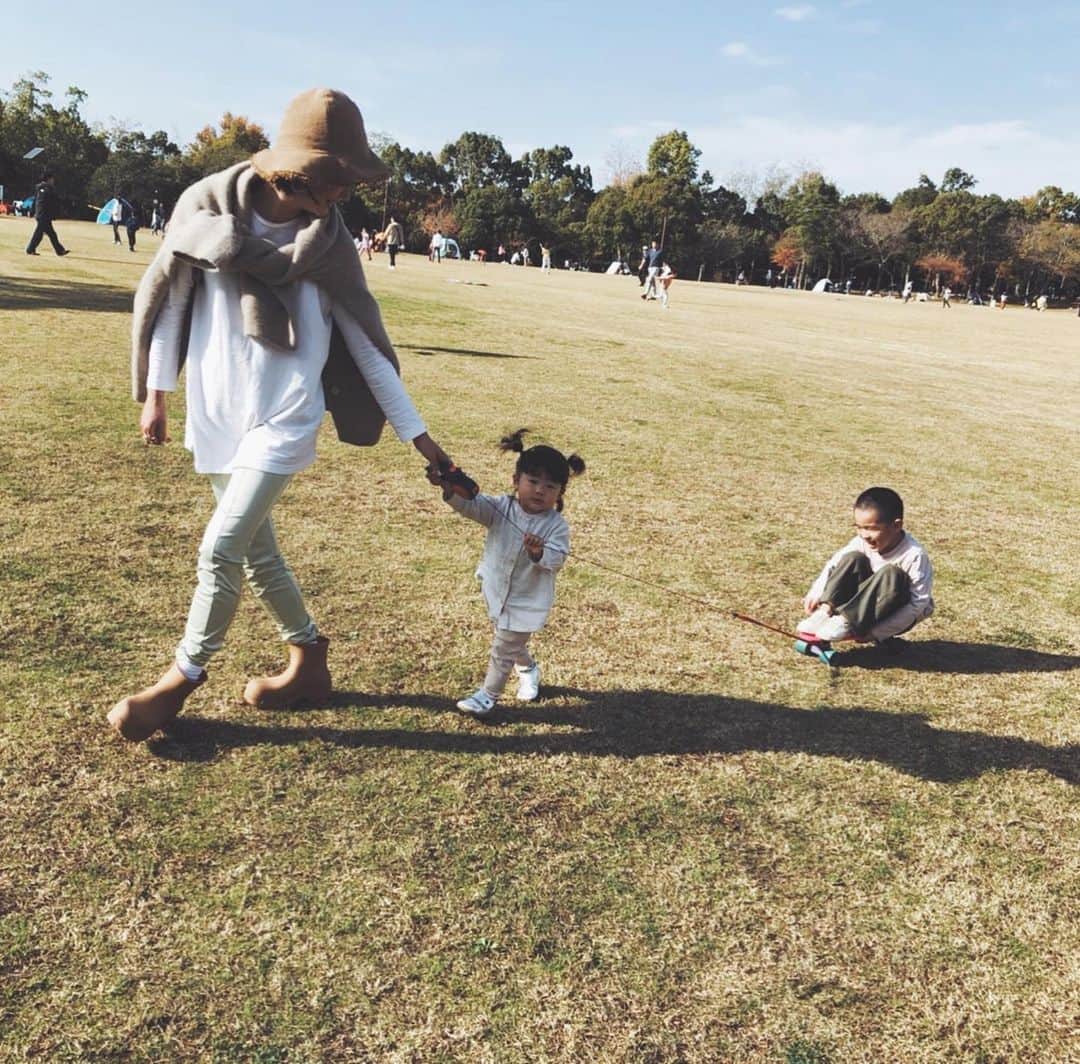 ジュジュのインスタグラム：「遡るケド... . オカンの月一の祝日(日曜日。笑)の日やったのでオトンと 幸せの村へ🌿 . 下の子ややこしいのと、🐕おると芝生遊びが専らになる。笑😂 . . 写真 1:ハニーのリードで兄引っ張る 3:何故か木を蹴り出したムスメ 7:ポニーに乗る兄貴 9:馬に乗るオカン . この日は絶対乗馬したかったオカン。 一番の目的は兄貴に体験させてみたかったんやけど、まだ身長足りなくて、ポニーになった😂 #だから1人で乗ることに . オカンも1人で乗りたかったんだけど、予約空いて無かったから引き馬に。又リベンジ🐎🤍 . #オカンの休日 #mgtfamday」