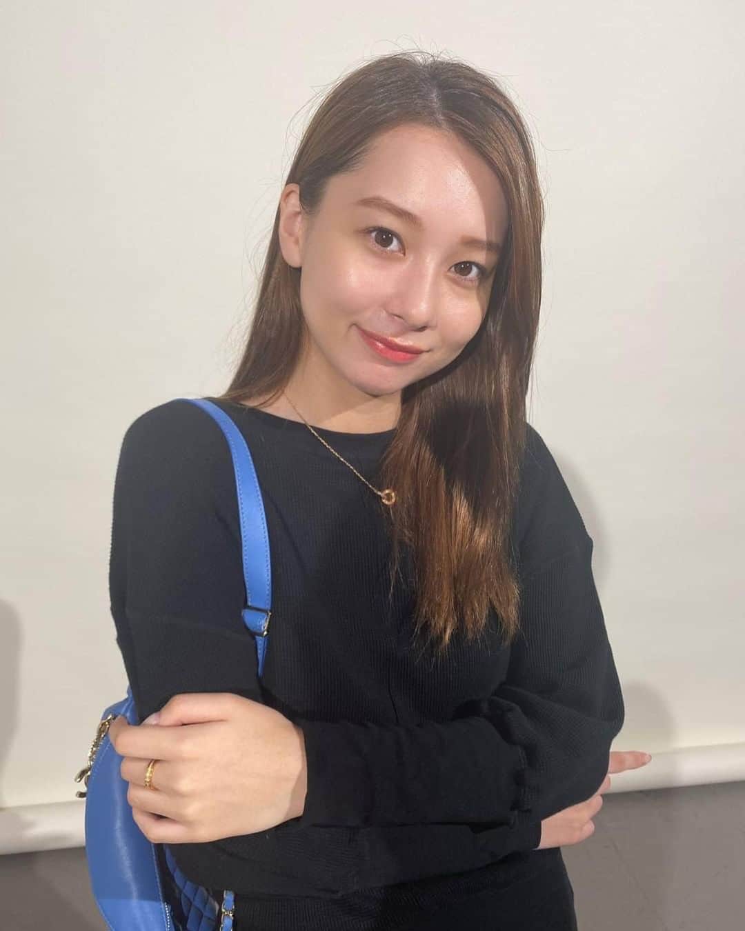 のインスタグラム：「・ なんだか上品な雰囲気ただよう Nikiのオフショ3連発🥰 ・ オーラが溢れ出ててまぶしい...🥺💛 ブラックワンピにブルーのバッグが映えっっ✌🏻 ・ #jelly#jelly12月号#ニキ#オフショット#ブラックコーデ#黒ワンピ#ワンピース#ロザリームーン#ボディバッグ#シャネル#差し色#私服#秋服#おしゃれさんと繋がりたい #cool#simple#street#mode#outfit#ootd#blackfashion#onepiece#bluebag#chanel#offshot#niki」