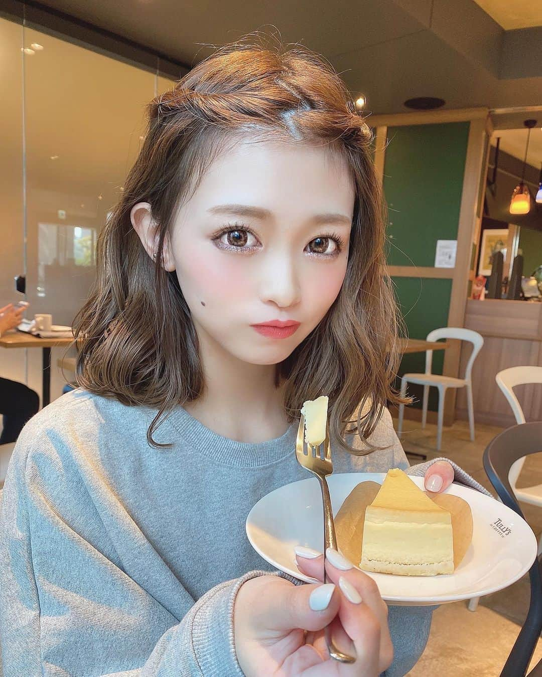 りなてぃさんのインスタグラム写真 - (りなてぃInstagram)「﻿ ﻿ 最近ハマってるチーズケーキ🧀💓﻿ ふわふわのより、ぎっしりしてるやつのがすき🙊♡﻿ ﻿ おすすめのチーズケーキあったら教えてほしいな🥺﻿ ﻿ ﻿ こんなん前だったら2分でペロリだったけど﻿ 最近は頑張って30分かけて食べている。←（奇跡🤪）﻿ ﻿ ﻿ めちゃくちゃもらう、まつ毛の質問💭﻿ ﻿ 今回は、 @unionbooth_mao さんに...♡﻿ いつもよりゆるめにしてもらったの😌💓﻿ ﻿ とってもいい感じで、お気に入りなの🥺﻿ つぎも楽しみだぁ〜！！！﻿ ﻿ ﻿ ﻿ #カラコン #アイメイク #ラッシュリフト ﻿ #シルバーアクセサリー #デカ目メイク #コスメ ﻿ #コスメ好き  #自まつ毛メイク #りなてぃー ﻿ ﻿ ﻿ ﻿ ﻿ ﻿」11月16日 20時28分 - rinatea_25