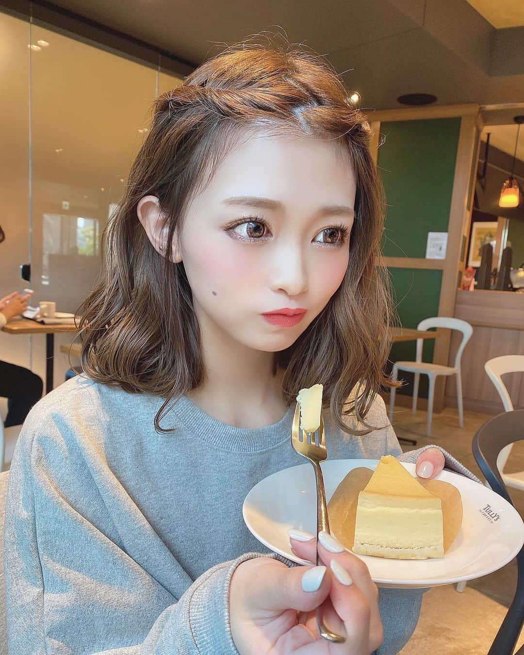 りなてぃさんのインスタグラム写真 - (りなてぃInstagram)「﻿ ﻿ 最近ハマってるチーズケーキ🧀💓﻿ ふわふわのより、ぎっしりしてるやつのがすき🙊♡﻿ ﻿ おすすめのチーズケーキあったら教えてほしいな🥺﻿ ﻿ ﻿ こんなん前だったら2分でペロリだったけど﻿ 最近は頑張って30分かけて食べている。←（奇跡🤪）﻿ ﻿ ﻿ めちゃくちゃもらう、まつ毛の質問💭﻿ ﻿ 今回は、 @unionbooth_mao さんに...♡﻿ いつもよりゆるめにしてもらったの😌💓﻿ ﻿ とってもいい感じで、お気に入りなの🥺﻿ つぎも楽しみだぁ〜！！！﻿ ﻿ ﻿ ﻿ #カラコン #アイメイク #ラッシュリフト ﻿ #シルバーアクセサリー #デカ目メイク #コスメ ﻿ #コスメ好き  #自まつ毛メイク #りなてぃー ﻿ ﻿ ﻿ ﻿ ﻿ ﻿」11月16日 20時28分 - rinatea_25