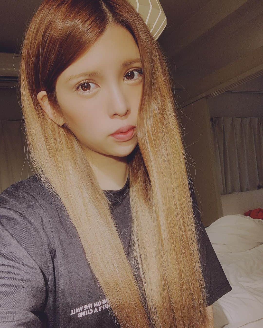 坂口杏里のインスタグラム：「じゃじゃじゃーんな ものを、 あとでみせるので  お待ちしてます😍  今日は  23:00！  まっとーよ♥️♥️♥️  09054307175  ↑何かあればこちらまで！ Bar Cachette (カシェット) 東京都新宿区歌舞伎町2-11-7 メトロビル4階 本日営業23:00〜😈  お待ちしてますん💕 男性１時間3000円 女性１時間1500円 （飲み放題）」