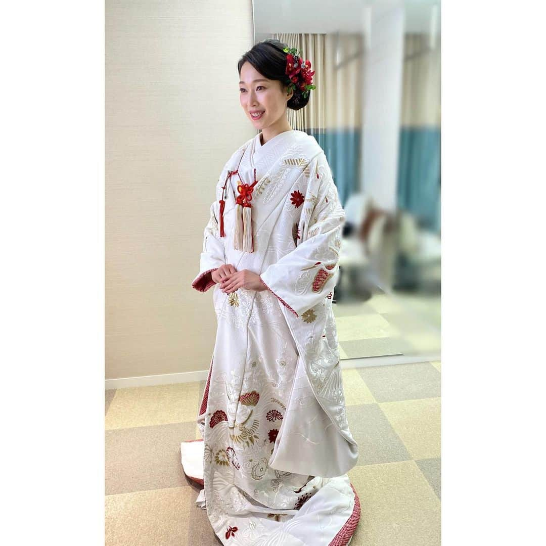 海隼人（有馬佐織）さんのインスタグラム写真 - (海隼人（有馬佐織）Instagram)「ブライズルームでのお写真⭐️ 実は、今回の打掛 ドラマ『私たちはどうかしている』で 観月ありささんが、着用していらっしゃった物と同じお着物でした👐✨ ドラマ見ていたはずですが、気が付かなかった😅 思いがけず、嬉しかった😆💗  the end.  #わたどう #私たちはどうかしている  #観月ありささんとお揃い #嬉しかった #匠の技  #昭和レトロヘア #Xmas #kimono#japan #和装#白無垢 #絞りの着物  #総刺繍 #打掛#紅白#着物 #bridal#wedding#和婚 #和#和装ヘア#洋髪 #和装#model #photography  #ポートレート#記録 #宝塚og#元宝塚 #海隼人」11月16日 20時28分 - saorimahalo