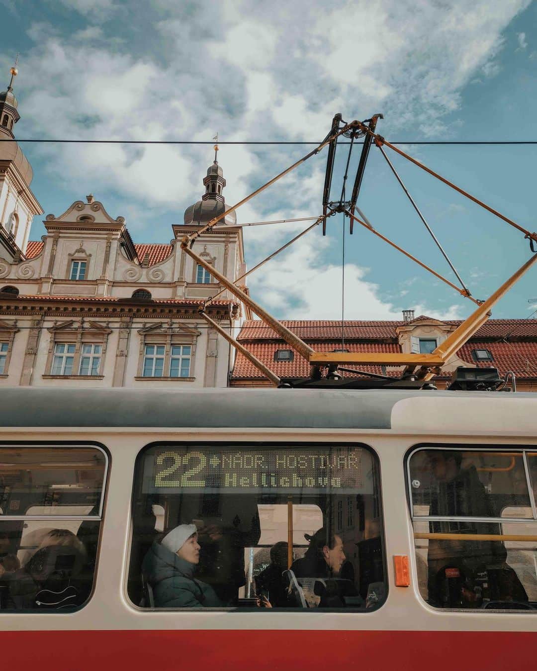 Putri Anindyaのインスタグラム：「Another Prague//   Prague was the last city other than Paris that I visited in early 2020. At that moment I didn’t know what could be worse than not having snow in Prague when I visit. Lol. But I really wish to see this city in a white dress. Well, I guess I should come back again next time cause it seems that my man loves the architecture and mood of Prague so much. Right @capra311 ? 💕  These are taken with X2 Pro of @realmeindonesia (this one is not sponsored I just want you guys to know that realme camera is pretty awesome tho).」