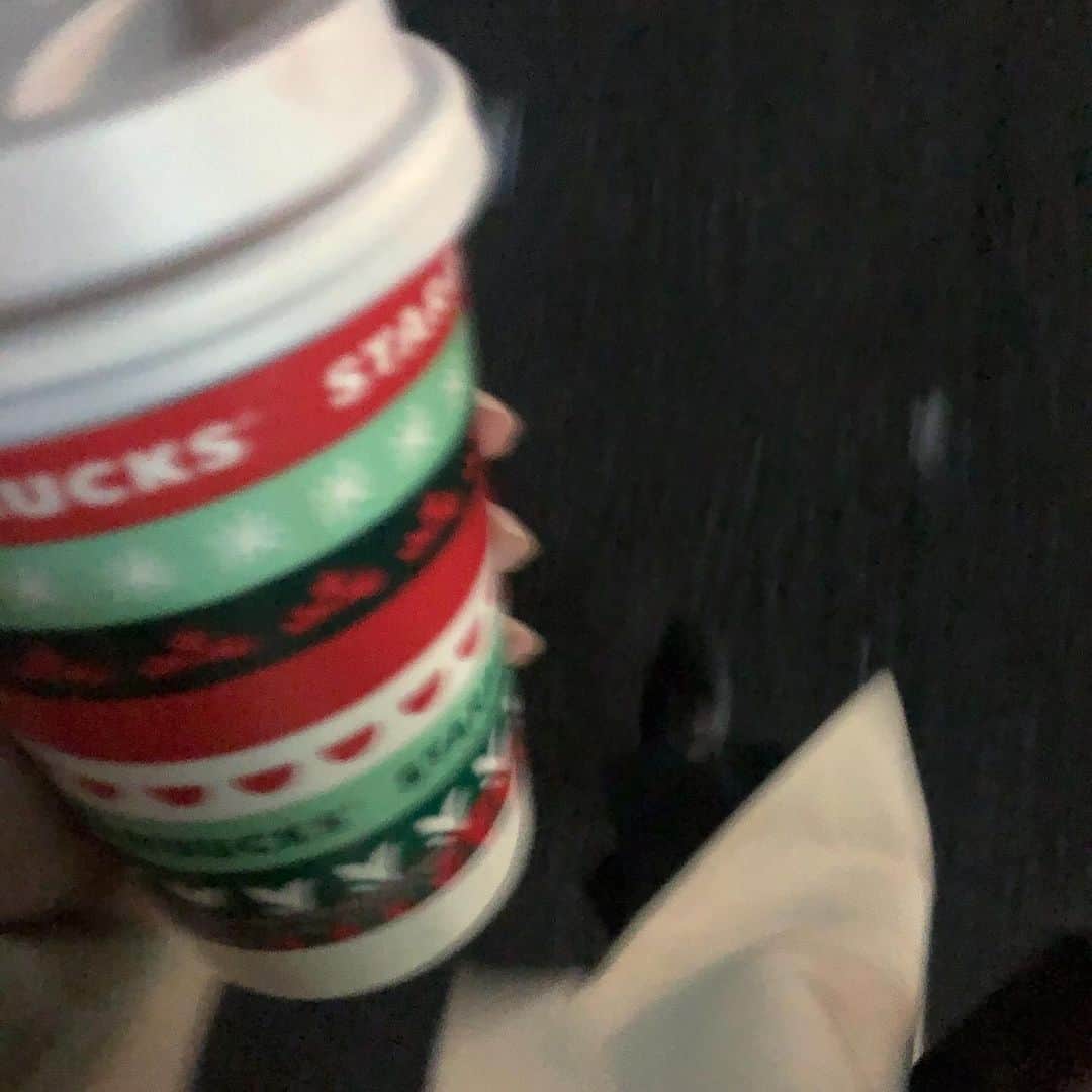 内海里来のインスタグラム：「新作出てから今日に飲むって決めてたから﻿ 我慢しててよかった🎄☕🤤️﻿ ﻿ ﻿ ﻿」
