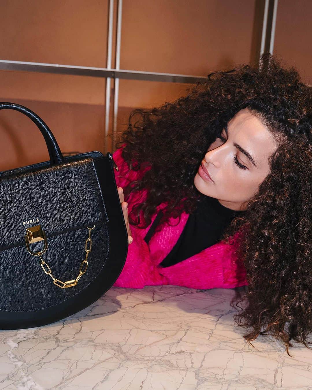 フルラのインスタグラム：「@chiarascelsi got her eyes on the oversized Furla Miss Mimì. You’ll just need it on your wish list.   #thefurlasociety #furlafeeling #furlagift #newcollection #furla #accessories #fashion」