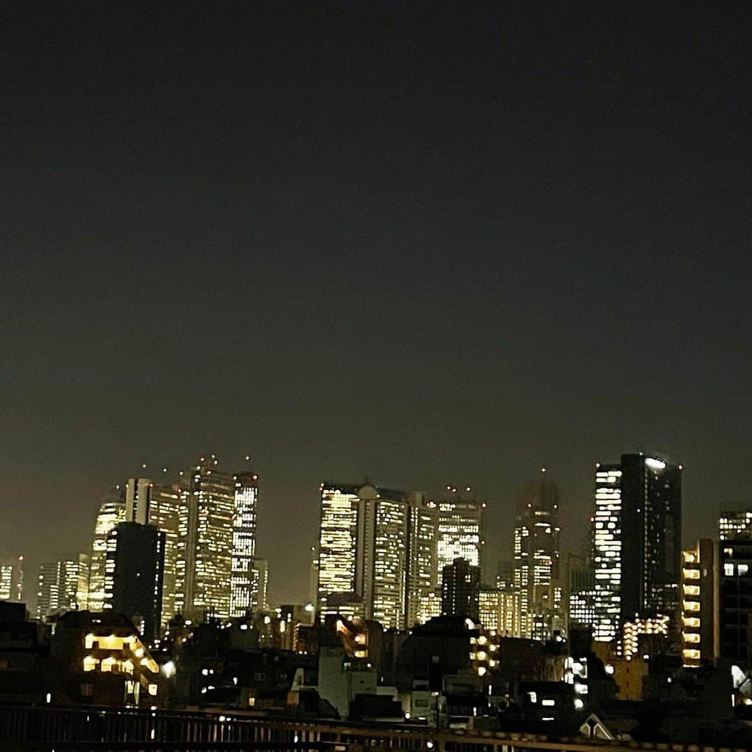 大和未知のインスタグラム：「【今日の夜景】 職場のスタジオの上から見ると こんな景色だったんだな、、  きょうは　#思考を使わず  #感覚だけ で #仕事 をしてみたところ、発見と感激の多い①日でした。  #満員電車 #中央線　も難なく座れる幸せ☺︎  帰りにいつも立ち寄る　#図書館 もキラキラです。」