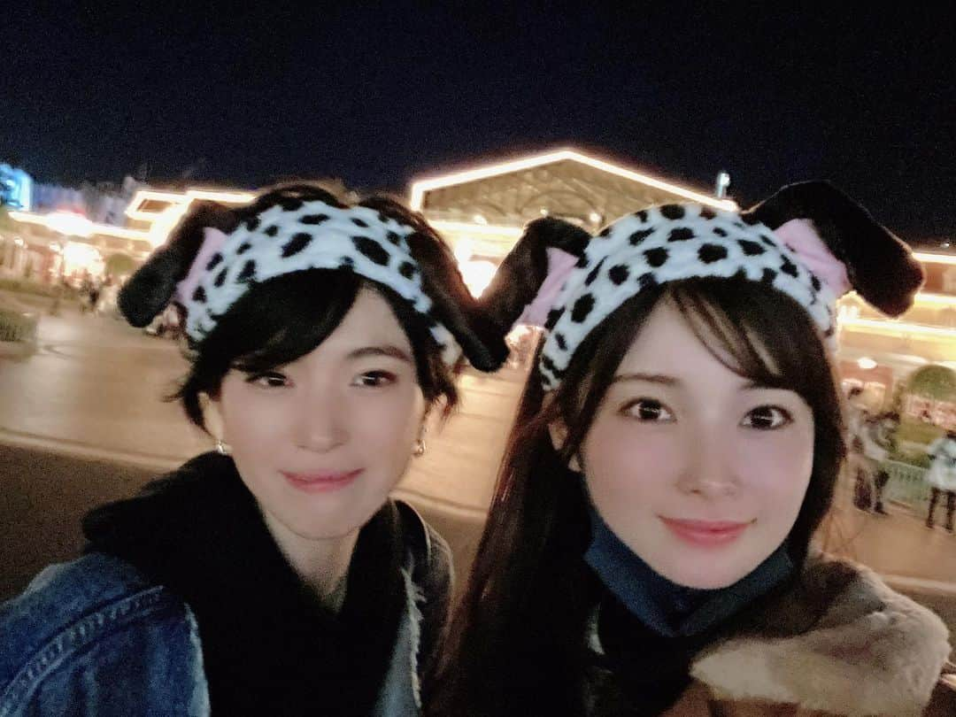 早田悠里子さんのインスタグラム写真 - (早田悠里子Instagram)「Disneyland❤️  ストーリーで姉妹ですか？って言ってくださる方たくさんいて嬉しかったです😂✨ 皮膚科の後輩ちゃんです☺️💕  10月からランドでもお酒が飲めるようになったってご存知でしたか😳？ レストラン4店舗のみみたいです❣️ランドでお酒飲むとなんだか特別な気分になれて嬉しかったなー😊😊 ランド好きが増えそうな予感🤣  #tokyodisneyland  #tokyodisneyresort  #ディズニーランドコーデ  #ディズニーカチューシャ  #ランドでアルコール解禁」11月16日 20時32分 - yurikohayata