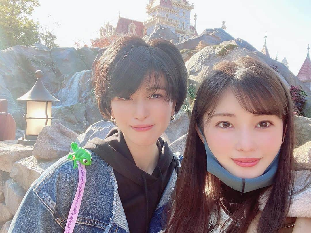 早田悠里子さんのインスタグラム写真 - (早田悠里子Instagram)「Disneyland❤️  ストーリーで姉妹ですか？って言ってくださる方たくさんいて嬉しかったです😂✨ 皮膚科の後輩ちゃんです☺️💕  10月からランドでもお酒が飲めるようになったってご存知でしたか😳？ レストラン4店舗のみみたいです❣️ランドでお酒飲むとなんだか特別な気分になれて嬉しかったなー😊😊 ランド好きが増えそうな予感🤣  #tokyodisneyland  #tokyodisneyresort  #ディズニーランドコーデ  #ディズニーカチューシャ  #ランドでアルコール解禁」11月16日 20時32分 - yurikohayata