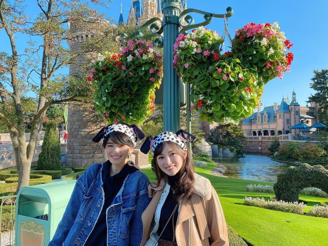 早田悠里子さんのインスタグラム写真 - (早田悠里子Instagram)「Disneyland❤️  ストーリーで姉妹ですか？って言ってくださる方たくさんいて嬉しかったです😂✨ 皮膚科の後輩ちゃんです☺️💕  10月からランドでもお酒が飲めるようになったってご存知でしたか😳？ レストラン4店舗のみみたいです❣️ランドでお酒飲むとなんだか特別な気分になれて嬉しかったなー😊😊 ランド好きが増えそうな予感🤣  #tokyodisneyland  #tokyodisneyresort  #ディズニーランドコーデ  #ディズニーカチューシャ  #ランドでアルコール解禁」11月16日 20時32分 - yurikohayata