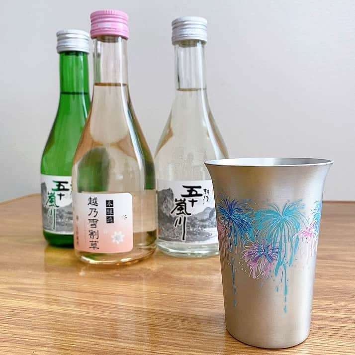 高畠麻奈のインスタグラム：「お家で晩酌デビュー🍶 最近日本酒が好きで『お家で飲めたら素敵だなー。 でも、1人晩酌は何だか危険な香りがする🤔』と、 お家晩酌の世界は踏み入れないようにしていたのですが…  何か記念になる名産が欲しいと思っていた燕市の公演。 会場があった燕三条の名産品は《金物、ステンレス》 更に、市長イチオシの品《まどろむ酒器》 通常はシンプルな白色の模様が、冷えると色付く逸品✨ もう、これを機に踏み入れるしか無いでしょ！！ と言う事で、燕三条から一緒に帰宅しました。 燕三条のお酒も🍶いつ開けようかな、楽しみ🥰  #新潟県名産品#新潟県燕市#燕市#まどろむ酒器 #まどろむ酒器花火#錫メッキ#酒器 #新潟地酒#日本酒#福顔酒造#越乃雪割草#五十嵐川 #晩酌デビュー#晩酌女子#日本酒好き#🍶 #お猪口と徳利 も欲しくなる…」