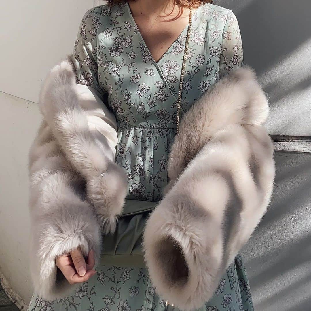 ikeda chizuruのインスタグラム：「間があいちゃったけど﻿ まだまだ続く福袋の中身紹介。﻿ なんと、﻿ 今回は全て中身をお見せしちゃいます！！﻿ ﻿ お次は花柄ワンピース👗﻿ ﻿ ✔︎シフォン素材で高見え﻿ ✔︎パステルカラーで優しい印象に﻿ ✔︎デコルテ見せで女っぽい﻿ ✔︎ハイウエストでスタイルアップ﻿ ﻿ 私はファーコートて合わせて﻿ 着てみました☺️﻿ 中にタートル着たりするのも﻿ 良いかもー✊✨✨﻿ ﻿ ﻿ 福袋のリクエストメール登録﻿ 受け付け中です！！﻿ ぜひRUNWAYchannelで﻿ チェックしてみてください☺️」