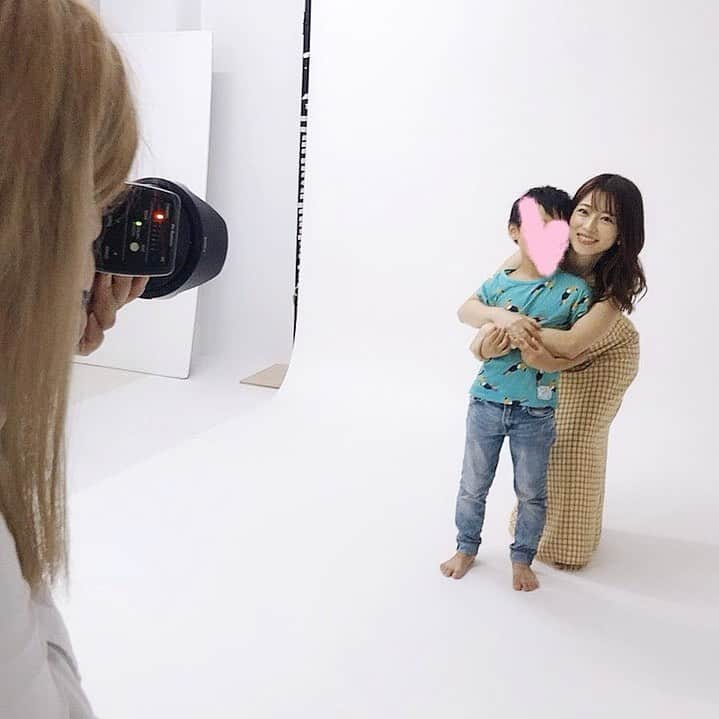 のインスタグラム：「📸💕﻿ ﻿ ﻿ ﻿ 親子LINEスタンプ作ってもらいました💚﻿ ﻿ ﻿ 息子も可愛くヘアメイクしてもらい﻿ ﻿ スタジオで撮影〜✨✨✨﻿ ﻿ 本人もノリノリでございました🙆‍♀️﻿ ﻿ ﻿ ﻿ ﻿ ﻿ コロナで実家の大阪にも帰れていないので😂﻿ ﻿ なかなか会えないおじいちゃんおばあちゃんに﻿ ﻿ このスタンプを送ると﻿ ﻿ とても喜んでもらえます❤️﻿ ﻿ 作ってよかった😆✨✨✨﻿ ﻿ ﻿ ﻿ ﻿ ﻿ ﻿ ついでに私1人スタンプも作ってもらいました😆﻿ ﻿ なかなか会えない友人やスタッフさんに送ると﻿ ﻿ 珍しがってもらえます🙈💕﻿ ﻿ コロナ渦は特に！﻿ ﻿ 思い出してもらうことも重要になってくると思うので﻿ ﻿ ビジネスマンの皆様👔﻿ 自身のリマインド用にもおすすめですよ👍w﻿ ﻿ ﻿ ﻿ ﻿ ﻿ ﻿ ﻿ ﻿ #親子スタンプ #親子LINEスタンプ #高画質スタンプ﻿ #一児の母 #一児のママ #子育てグラム #親子撮影﻿ ﻿ ﻿ ﻿ ﻿ ﻿ ﻿ ﻿ ﻿」