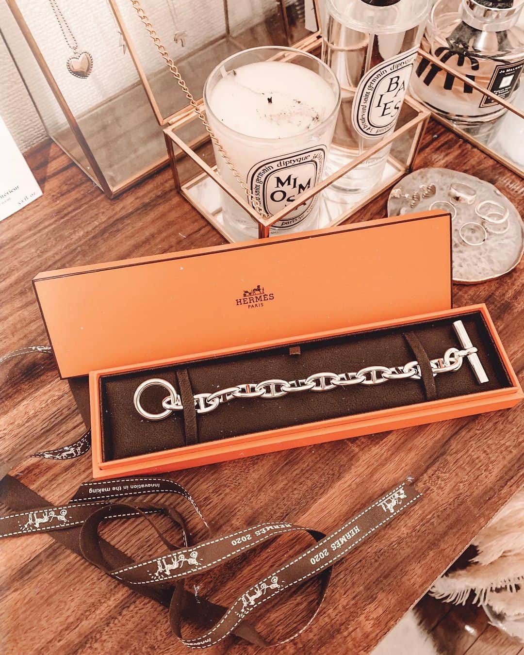 ✷kana✷さんのインスタグラム写真 - (✷kana✷Instagram)「@hermes . . 一生モノと思えるjewelry 探し続けてようやく！！！ 日本ではほぼ入手困難で海外からの 取り寄せでも1〜2年待つという中、、 サイズもコマ数もぴったりな物に 奇跡的に出会えた😭✨ いや運命？？ 早めのchristmas presentとして 買ってもらいました😭✨ 自分でも少し出しました！笑 大切にしよう、、 . #hermes #chainedancre #シェーヌダンクル #ただの自慢ですごめんなさい」11月16日 20時42分 - xxkana513xx