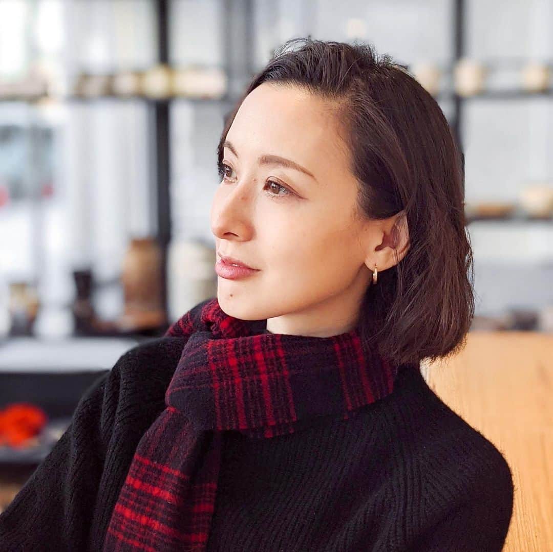 前田紀至子のインスタグラム：「いかにも！な目元強調では無く、さりげないのに存在感があるアイメイクにしたい日は、ルナソルの「紅茶アイシャドウ」こと、アイカラーレーションの07番が重宝しています。  特に右上のカラーが秀逸で涙袋に入れたりアイホールに多めに入れたり。  簡単に「きちんとした目元作り」を叶えるという意味では右に出るブランドは無いのでは？と、使う度惚れ惚れします。  #LUNASOL#ルナソル#pr#アイカラーレーション07#楽天ROOMに載せてます#ROOMインフルエンサー」