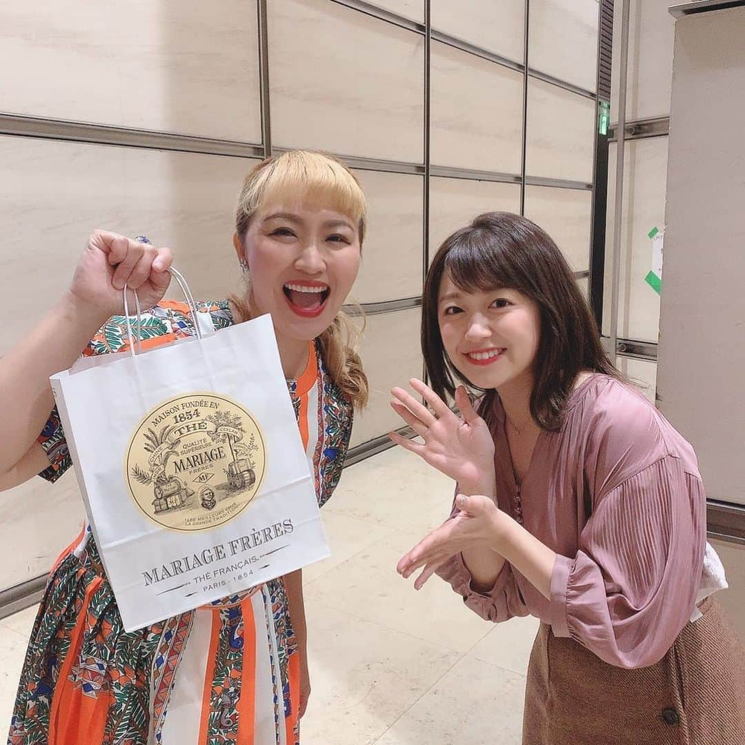 尾崎里紗さんのインスタグラム写真 - (尾崎里紗Instagram)「バゲットのゲストに丸山桂里奈さん😌💗ご結婚されてやっと、やっと会えました！！（すごく待ち遠しかった…！！！） 幸せボンビーガールのロケでご一緒して以来、お会いするたびに笑いとパワーをくれる、優しいお姉さんです👩✨✨ . #丸山桂里奈さん　#電波ジャック #朝早いのにこの笑顔✨ #本当におめでとうございます㊗️」11月16日 20時35分 - ozaki.risa