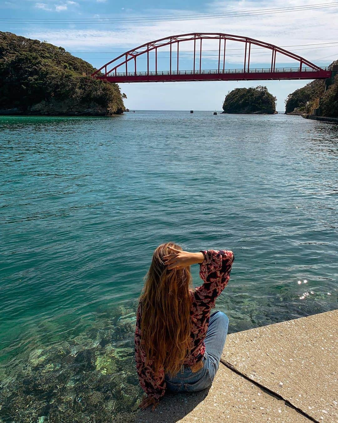 羽石杏奈さんのインスタグラム写真 - (羽石杏奈Instagram)「長崎旅後半は、壱岐&対馬へ🌼 . 無人島、辰ノ島奇岩巡りのクルージング、 迫力あって、海の色がとっても澄んでて、 “気持ちいい〜！”って身体中が喜んでた🤍 やっぱり島が好きだなあ〜って実感✴︎ . 対馬の烏帽子岳展望台(2枚目)は、 ユニークな対馬の地形が一望できて 深呼吸したくなるお気に入りのスポット⛰ . 国内の良いところ、 たくさん知って発信していきたいなー！ みんなのお気に入りもぜひ教えてください♡ . #長崎 #長崎旅行 #九州旅行 #genic_japan #gotoトラベル #pr #壱岐 #対馬 #辰ノ島 #烏帽子岳展望台」11月16日 20時36分 - hawaiianna913