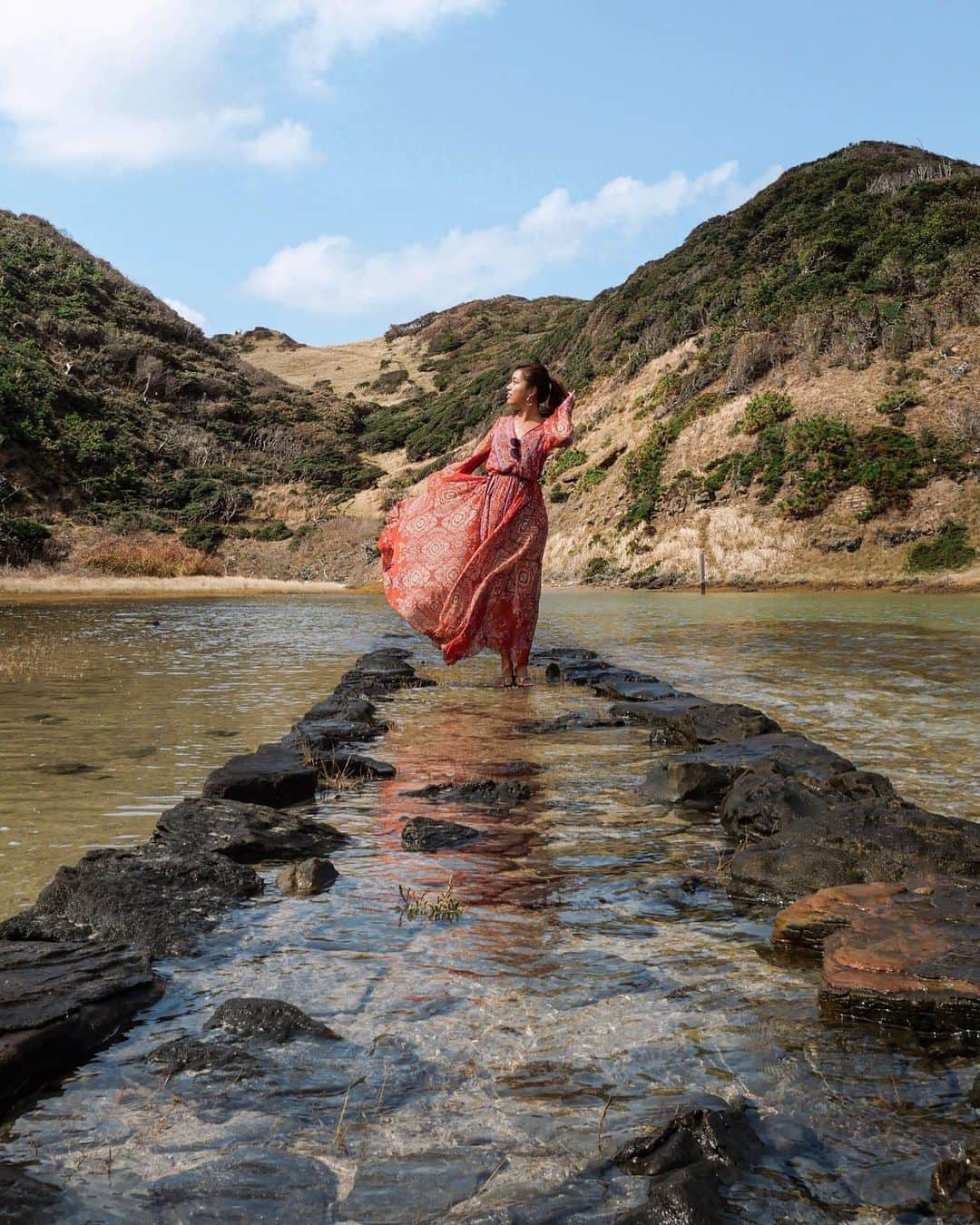 羽石杏奈さんのインスタグラム写真 - (羽石杏奈Instagram)「長崎旅後半は、壱岐&対馬へ🌼 . 無人島、辰ノ島奇岩巡りのクルージング、 迫力あって、海の色がとっても澄んでて、 “気持ちいい〜！”って身体中が喜んでた🤍 やっぱり島が好きだなあ〜って実感✴︎ . 対馬の烏帽子岳展望台(2枚目)は、 ユニークな対馬の地形が一望できて 深呼吸したくなるお気に入りのスポット⛰ . 国内の良いところ、 たくさん知って発信していきたいなー！ みんなのお気に入りもぜひ教えてください♡ . #長崎 #長崎旅行 #九州旅行 #genic_japan #gotoトラベル #pr #壱岐 #対馬 #辰ノ島 #烏帽子岳展望台」11月16日 20時36分 - hawaiianna913