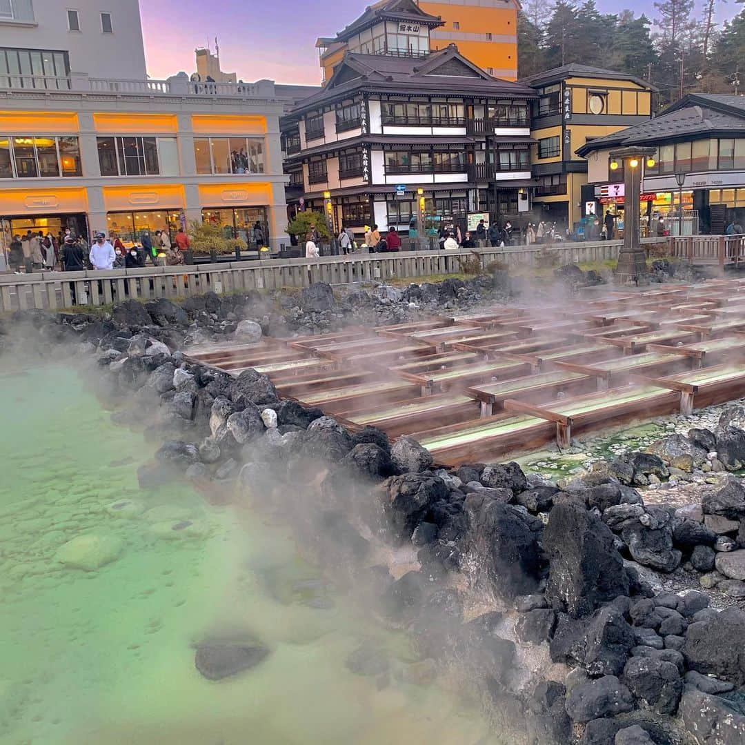 ソフィアさんのインスタグラム写真 - (ソフィアInstagram)「🍁 . 草津に1泊で旅行♨️ 湯畑のライトアップも迫力もすごかった〜！ 今年2回目の紅葉もみれて充実✌🏻 お饅頭もいっぱい食べた🐷笑 #帰ってきてからも自分が硫黄臭かった」11月16日 20時36分 - sofia_shikibu