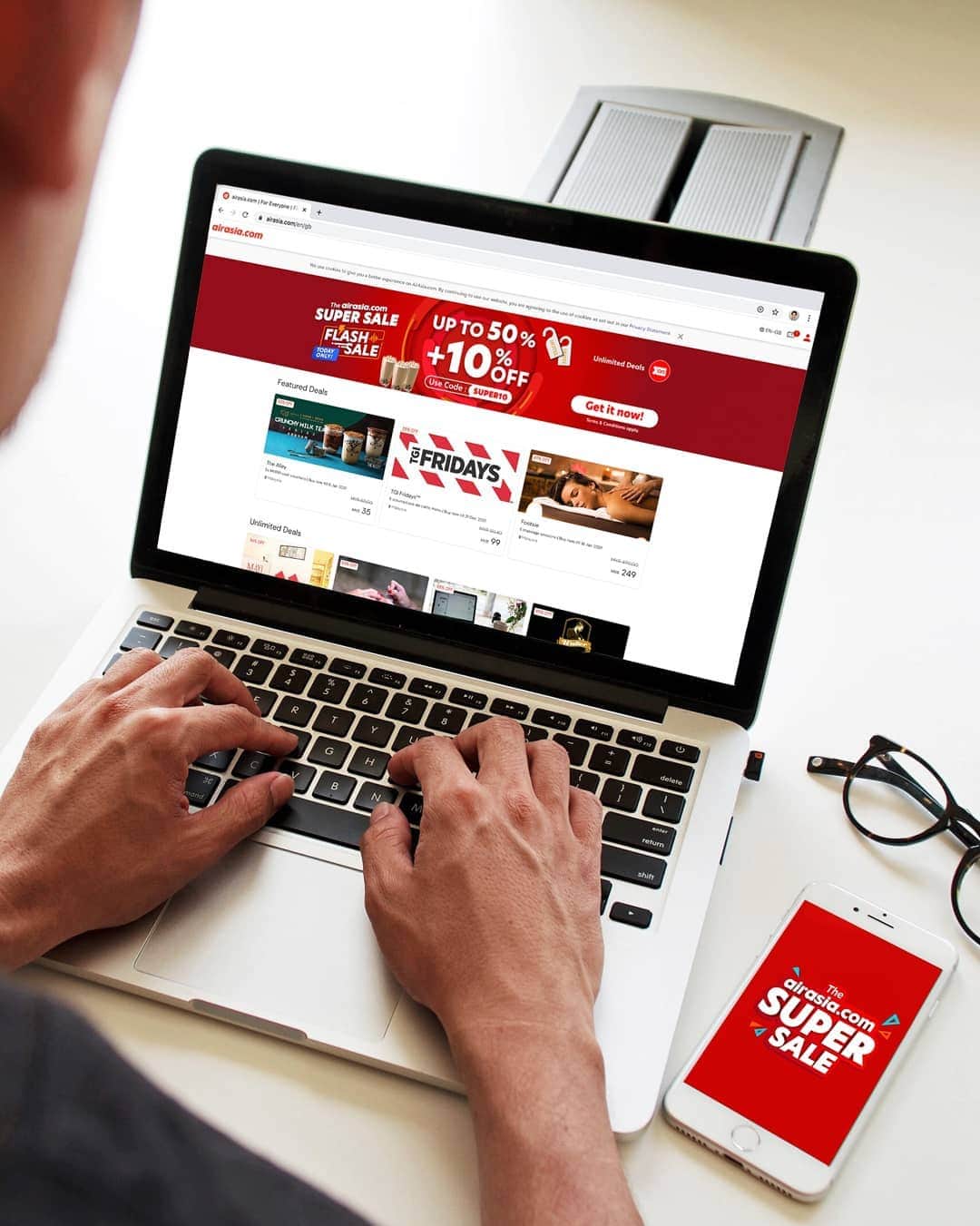 エアアジアのインスタグラム：「The airasia.com SUPER SALE is back!  Check out airasia.com to enjoy deals from as low as RM1.99 (link in our bio)!   Grab even BIGGER SAVINGS with our FLASH SALES happening daily until Sunday, 22 Nov! 🤑👌  #airasiaForEveryone」