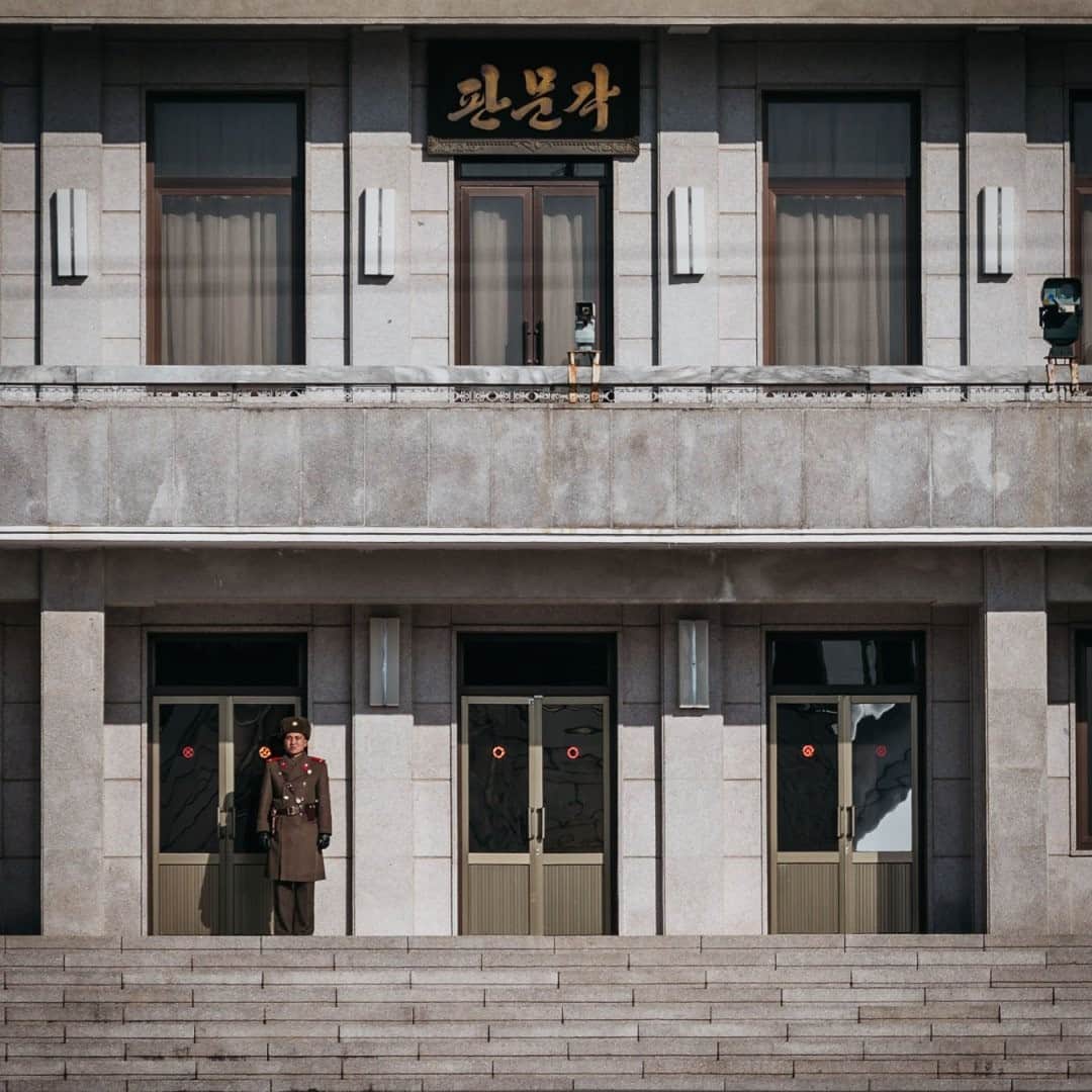 National Geographic Travelさんのインスタグラム写真 - (National Geographic TravelInstagram)「Photo by @junmichaelpark / A lone North Korean solider stands guard at Panmungak on the North Korean side of the Joint Security Area inside the Demilitarized Zone. This year marks the 70th year since the Korean War broke out. For more photos and stories from Korea, follow @junmichaelpark and @seoulphotographer.」11月16日 20時38分 - natgeotravel