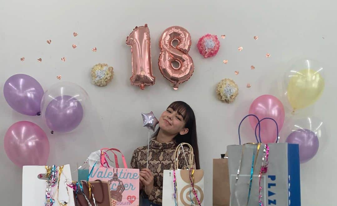 世良マリカさんのインスタグラム写真 - (世良マリカInstagram)「18歳になりました！ 沢山の方にお祝いしていただいてとっても幸せです🥰  今私が毎日楽しく色んなことに挑戦することができているのは、いつも嬉しい言葉をくれて、応援してくれて、見守ってくれる皆さんのおかげです☺️本当にありがとうございます！ 18歳は、人のために頑張れる歳にしたいです。 これからも私らしく頑張ります！ 是非これからも見守ってください🙇‍♀️💚 ・  Thank you for all the heartwarming messages, I had a wonderful 18th Birthday ! Last year today I was packing whole day for London, I can’t believe how time flies so fast !!  I am profoundly grateful to all the miraculous and happy encounter happened to me, all the wonderful friendship bringing me positive impacts.  I am who I am today because of all of you I met, all of the butterfly effect you brought to me. Thank you for sharing your aim, aspiration, purpose, thank you for your great love, so much !  “Love is doing small things with great love”  #thankyou #感謝 #butterflyeffect」11月16日 20時41分 - seramali_jsmn