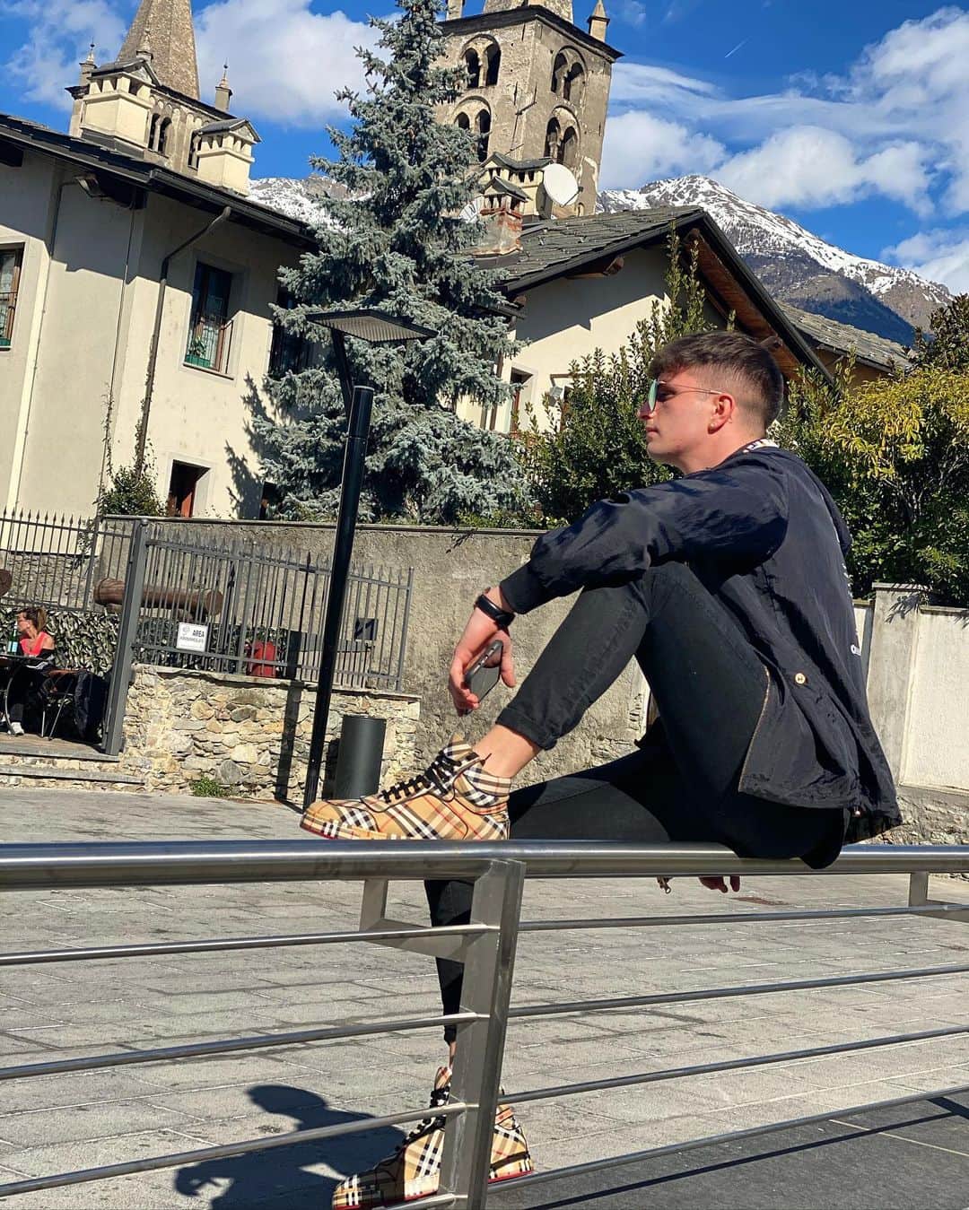 ピエトロ・ペッレグリのインスタグラム：「Ho imparato con il tempo che il tempo che vendi non lo ricompri ☝🏻☺️  ¥ £ $ #life #mood #travel #photography #love #boy #lifestyle #instagood #photooftheday #photo #amazing #fun #instagram #outfitoftheday #sky #blue #sun #burberry #aostavalley #italy #goodvibes #day #cute 🤩🥳.」