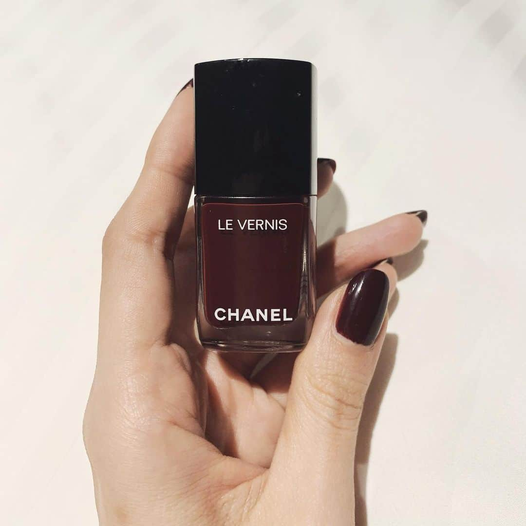 中村泉貴のインスタグラム：「・﻿ @chanel.beauty 765 アンテルディ﻿ ブラウン味のあるレッドが可愛い♡ ﻿ ﻿ ﻿ ﻿ #マニキュア #マニキュアネイル #セルフネイル #秋ネイル #冬ネイル #冬ネイル2020 #シャネルネイル #ネイルデザイン #ポリッシュ #ポリッシュネイル #ポリッシュ派」