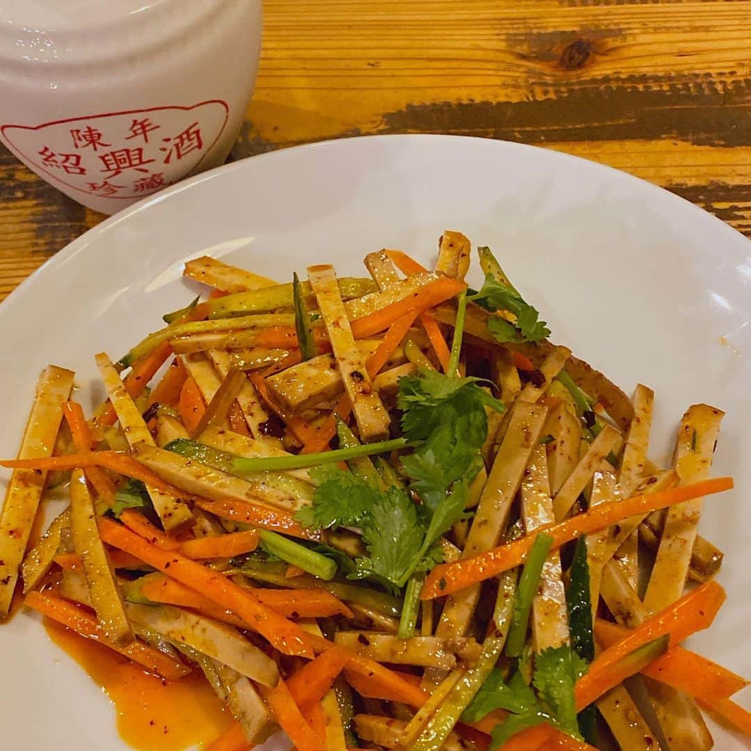 朝倉真弓さんのインスタグラム写真 - (朝倉真弓Instagram)「✨元町から中華街✨﻿ ﻿ 先週、横浜の元町をプラプラしたのち、﻿ 中華街へ。﻿ ﻿ 大好きな #杜記 にて四川料理。﻿ ﻿ 辛旨い料理を堪能しました🌶﻿ ﻿ たまに切実に食べたくなる味です。﻿ ﻿ #四川料理﻿ #元町﻿ #中華街﻿ ﻿ ………………………………………………………… ﻿ プロフィール欄より、朝倉真弓の﻿ パーソナルサイトに飛べます。﻿ ﻿ サイトの無料会員登録、﻿ 引き続き募集中！﻿ ﻿ 限定動画などをお送りしております！﻿ …………………………………………………………﻿ ﻿ #グレイヘア #グレーヘア #グレイヘアモデル  #ヘアモデル #白髪 #白髪染めやめた #grayhair #grayhairstyle #greyhair #アラフィフ女子 #40代 #アラフィフ #自分を好きになる #コンプレックス解消 #講師 #講演家 #朝倉真弓 #ファッション #大人の放課後センス」11月16日 20時47分 - mayumi_asakura