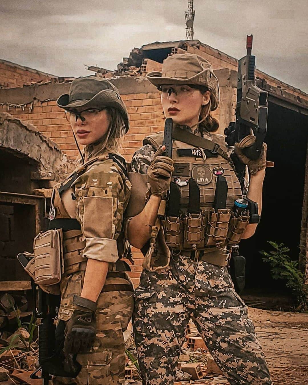 Anna Vargasのインスタグラム：「Apesar de colher as batatas da terra, com essa mulher eu vou até pra guerra. #aiéamor (Quero ver os gringos se virando pra fazer sentido dessa translation kkkkk) . @lda.airsoftteam de volta aos campos, será??? Quem apoia? 🙌🏻 . Essa foi do jogo de ontem numa antiga olaria, um campo super legal que a @warzoneairsoftcba está inaugurando aqui na nossa região. Nos divertimos demais!!! . Parceiros: LOJA: @store_airsoft Use o cupom MYST para ganhar 5%OFF . EQUIPAMENTOS TÁTICOS: @511tacticalbrasil . MUNIÇÃO: @spartanairsoftmunition . TREINAMENTOS TÁTICOS: @fhtreinamentosespeciais . MIRAS: @mundomira . PATCHES BORDADOS: @1ciadistintivosoficial . SITES: @sitevipinternet . CAMISETAS: @teamsix.brasil . #airsoft #airsoftbrasil #milsim #airsoftgirl #tactical #tacticool #military #airsoftcommunity #girlsandguns #airsoftgirls #nato #bbwarz」