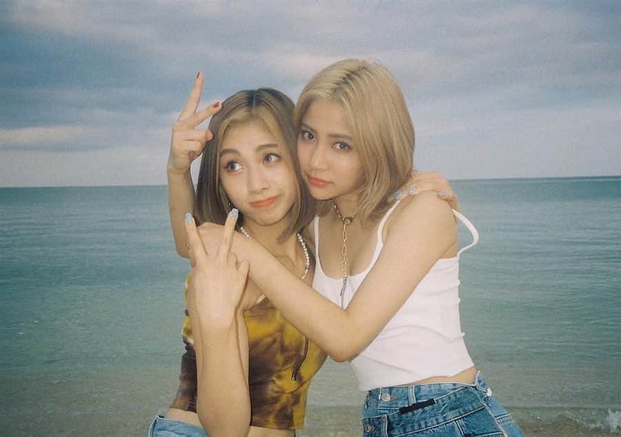 honoka のインスタグラム：「手どーなってんねん😂 よく見ないとどっちがどっちの手かわからんやつ。笑 ひびきのフィルムカメラ🙋🏻‍♀️」