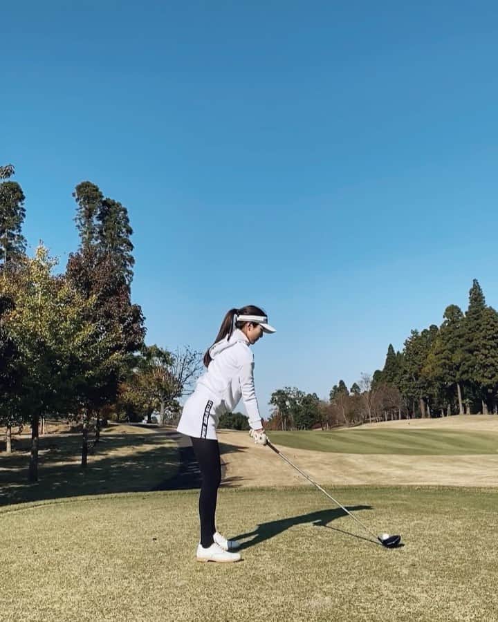淡輪優希のインスタグラム：「#golf 日和🌞 初の #レッスンラウンド ⛳️ #ドライバー フォーム大幅改善です💪これで飛距離と方向が安定しますように。 . 撮影してるけーこの"ナイショ"のクセ🤣 #ゴルフ女子 #ゴルフスイング #ゴルフウェア #ゴルフコーデ」