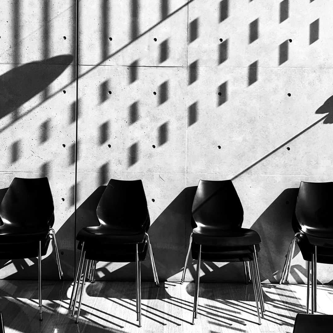 naotakeのインスタグラム：「斜光 - Slanting rays / iPhone XR & Snapseed, 20201117 . . 会社の最寄駅を通り過ぎて、外出先に向かい、また自宅に戻る。そんな不思議な在宅勤務（笑）、 . . #spicollective #royalsnappingartists #infamous_family #rsa_main #infinity_photo_cult #2_fineart #jp_gallery_member #jp_gallery_bnw #trb_bnw #wp_bnw  #bnw_life #bnwlife_member #bnw_life_shots #bnw_captures #world_bnw #top_bnw #team_jp_ #team_jp_モノクロ #ig_energy_bw #ig_nihon #streetphotographybnw #igersjp #blackandwhite #bnw #bnwphoto #monochrome #bw #bnwphotography #ShotOniPhone #shotoniphoneXR」
