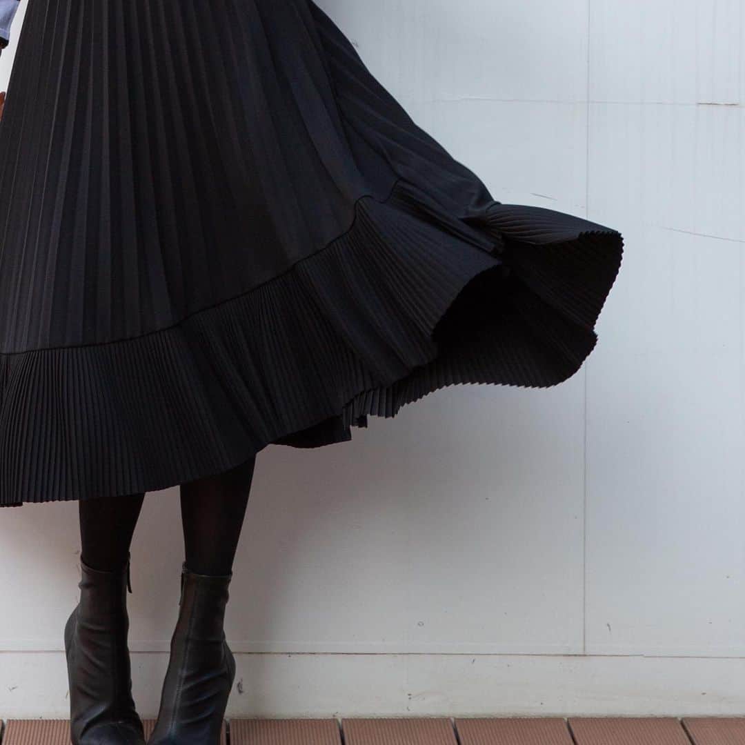 NARACAMICIE Japanさんのインスタグラム写真 - (NARACAMICIE JapanInstagram)「Recommended SKIRT﻿ 30-02-08-505﻿ ﻿ 2種類のプリーツを組み合わせて﻿ アシンメトリーヘムに仕上がった﻿ 梨地スカート。﻿ ランダムに揺れる裾の動きがスタイリングを﻿ 軽やかに女性らしく見せてくれます。﻿ ﻿ #naracamicie #fashion #2020aw #2020秋冬 #秋冬 #ナラカミーチェ #ファッション #カジュアル #カジュアルコーデ #ナラコーデ #スカート #スカートコーデ #大人コーデ #大人コーディネート #大人カジュアル #大人カジュアルファッション #大人カジュアルコーデ #カジュアルファッション #オフィスカジュアル #上品カジュアル #上品 #上品コーデ #きちんと見え #きれいめカジュアル #きれいめファッション #きれいめスタイル #通勤服 #お仕事コーデ #お仕事スタイル #オンオフ」11月16日 20時59分 - naracamicie_jp